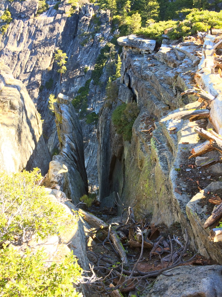 One of the "fissures" in the granite cliff on the way to Taft Point